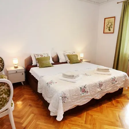 Rose Apartment *